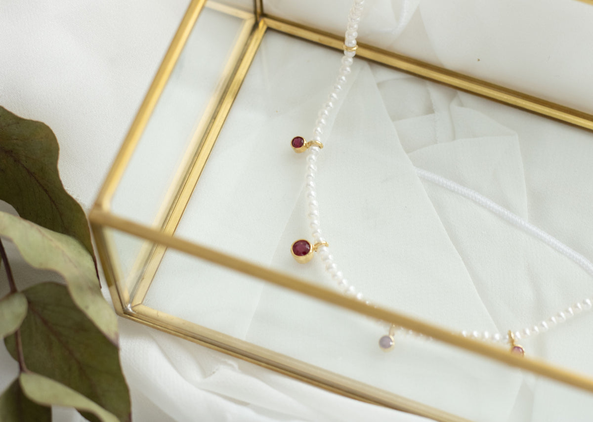 Zarte Perlenkette aus Süßwasserperlen und Rubin Edelsteinen