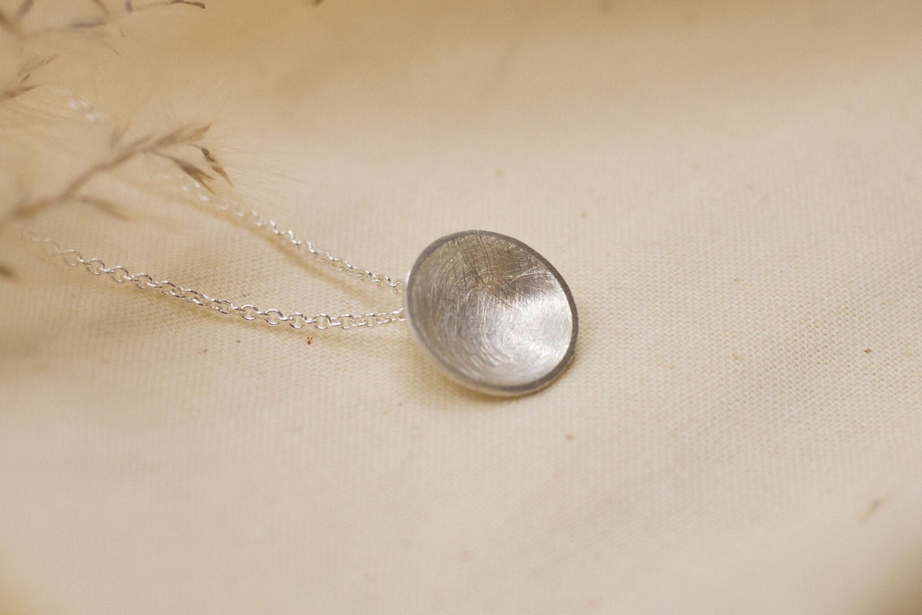 Silberkette 925 Sterling Silber mit mattiertem runden Plättchen, handgefertigt, zeitlos und minimalistisch