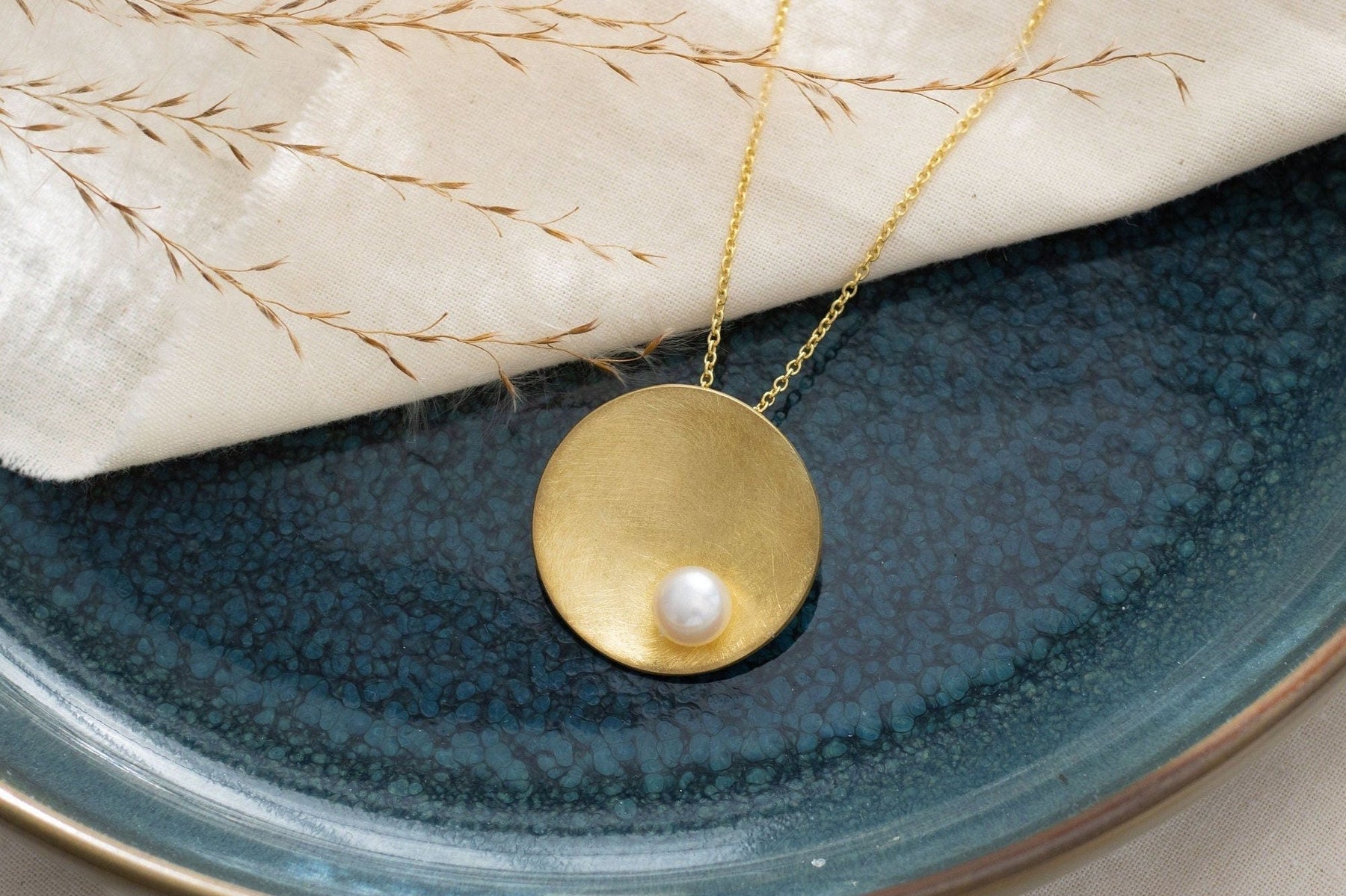 Elegante Goldkette aus 585 Gelbgold, edel mattiert, mit zeitloser Süßwasserperle als Akzent – Handgefertigter Schmuck, eigene Herstellung