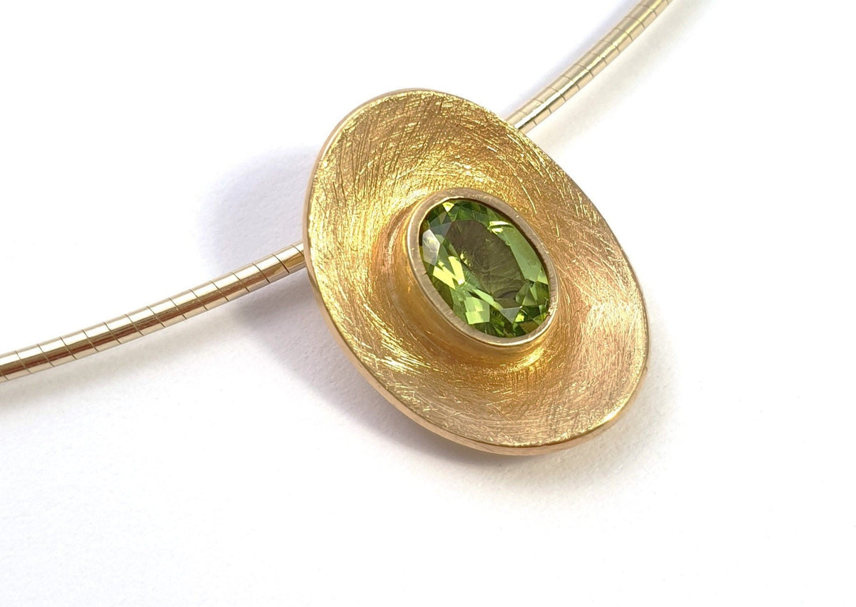 585 Goldkette Gelbgold Collier auf Omega Kette mit gewölbten Plättchen Schale oval Peridot facettiert ausgefallen Omegareifen besonders