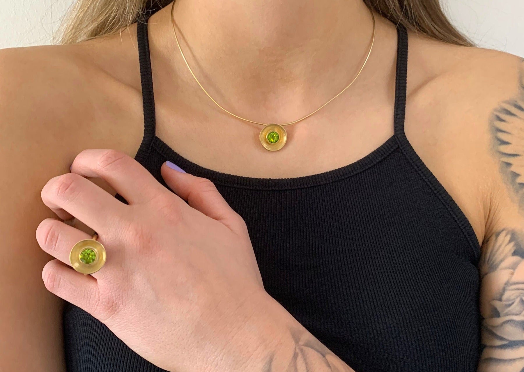 Goldring 585 Gelbgold 14 karat mit gewölbter Scheibe Kreis Peridot Edelstein luxuriös ausgefallen auffallend außergewöhnlich