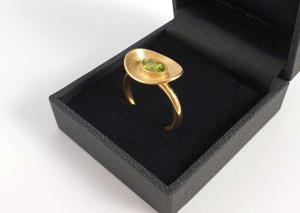 Goldring 585 Gelbgold 14 Karat Peridot Edelstein nach innen gewölbte Schale oval außergewöhnlich extravagant Handarbeit