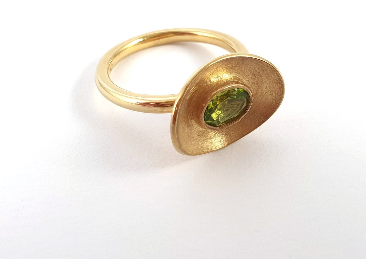 Goldring 585 Gelbgold 14 Karat Peridot Edelstein nach innen gewölbte Schale oval außergewöhnlich extravagant Handarbeit