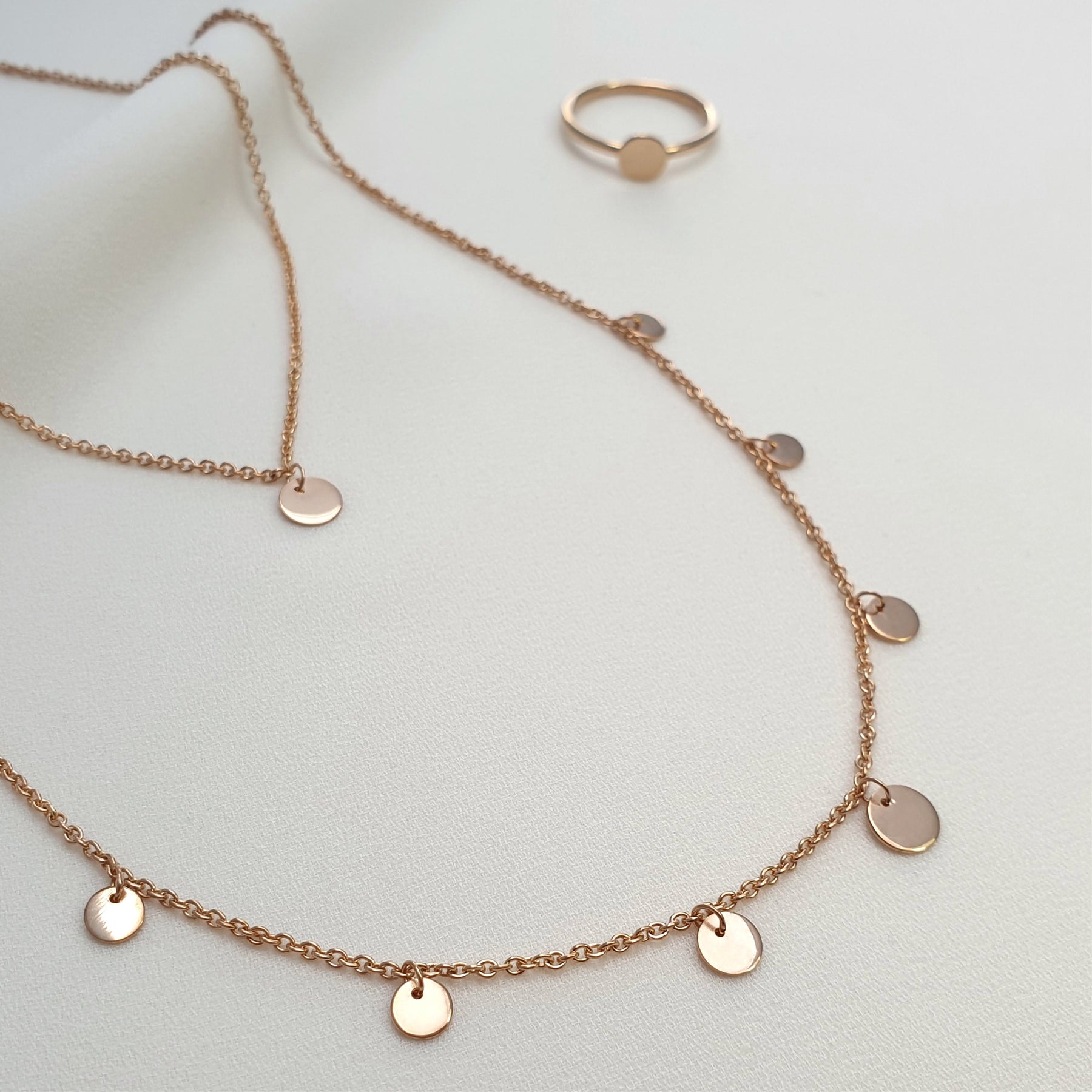 Halskette mit Plättchen Anhängern 585 Rosegold Kette mit 7 runden Scheiben besondere Plättchenkette Münzkette