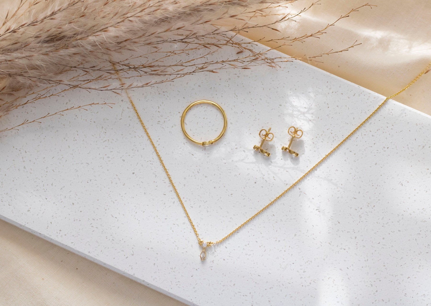 Brillant Ring aus 585 oder 750 Gelbgold, eleganter Diamant Ring, zarter Verlobungsring, Ehering Minimalist, handgefertigt