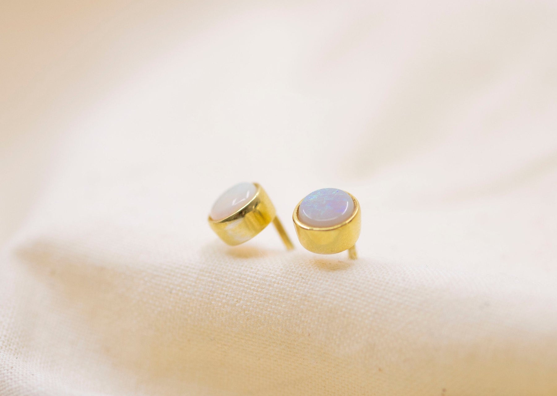 Goldohrstecker mit Opal, Ohrstecker 585 Gold, filigrane Ohrringe, Edelopal, 14 Karat Ohrstecker, Opalschmuck